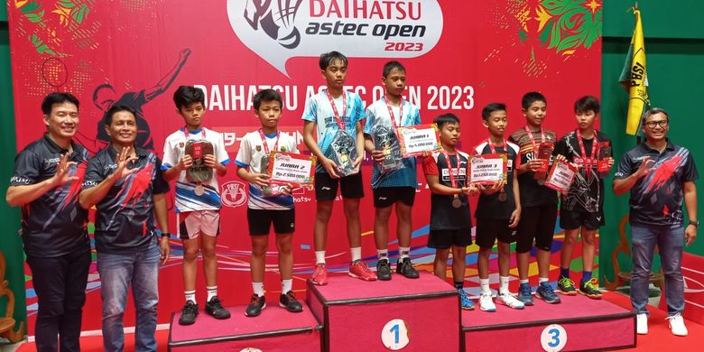 Sebagian pemenang pada turnamen bulu tangkis usia muda Daihatsu Astec Open 2023 di Magelang, Jawa Tengah, pada 19-22 Juni 2023.
