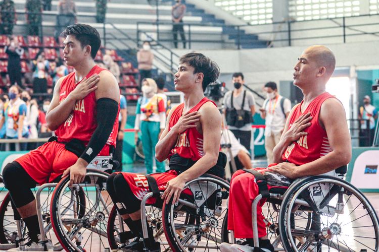 Atlet basket kursi roda Indonesia, I Komang Suparta (kiri), Ivo Shadan (tengah), dan Denih Firdaus (kanan), pada ajang ASEAN Para Games 2022.