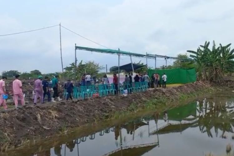 Pembongkaran makam dan otopsi yang dilakukan aparat penegak hukum di Tempat Pemakaman Umum (TPU) Desa Tambakploso, Kecamatan Turi, Lamongan, Jawa Timur.