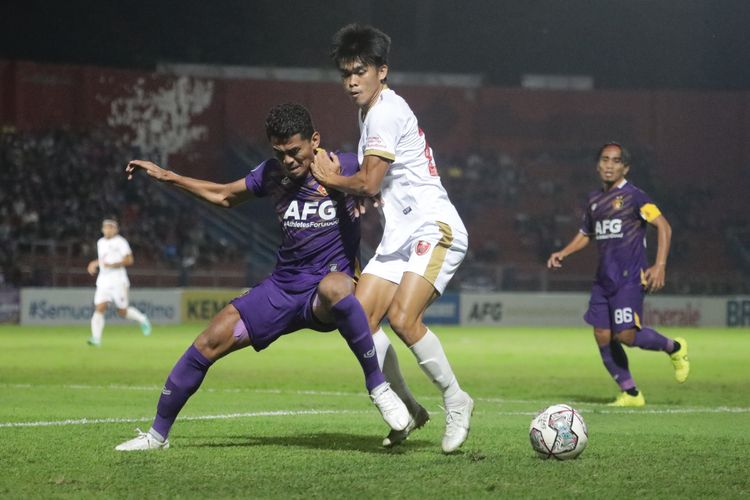 Pemain Persik Kediri dan PSM Makassar terlibat berduel saat pertandingan pekan ke-8 Liga 1 2022-2023 yang berakhir dengan skor 0-0 di Stadion Brawijaya Kediri, Jumat (2/9/2022) malam.
