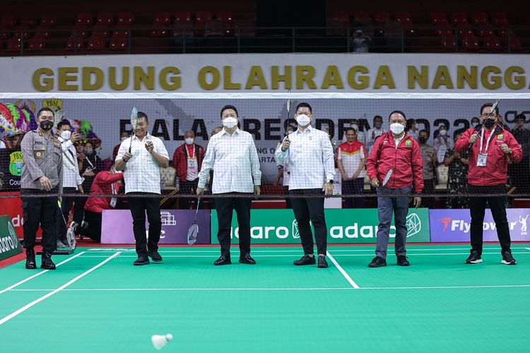 Ketua Umum PP PBSI Agung Firman Sampurna bersama Menpora Zainudin Amali dan Ketua NOC Indonesia Raja Sapta Oktohari dalam acara pembukaan Piala Presiden 2022 bulu tangkis di GOR Nanggala, Cijantung, Jakarta Timur, Senin (1/8/2022). 