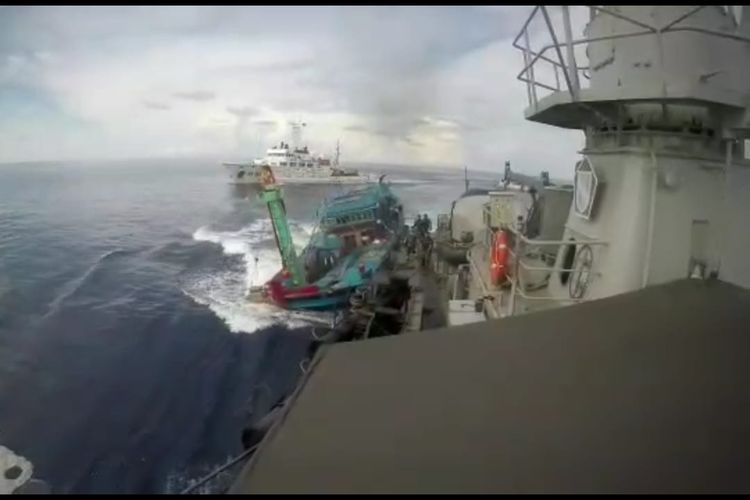 KRI Tjiptadi-381 yang sedang melakukan patroli di utara perairan Natuna, Kepulauan Riau ditabrak 2 kapal pengawas perikanan Vietnam KN 264 dan KN 231 secara sengaja saat sedang membawa Kapal Ikan Asing (KIA) Vietnam BD 979 yang tertangkap melakukan pencurian ikan di perairan Indonesia di Natuna, Sabtu (27/4/2019). 