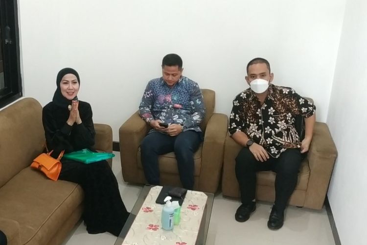 Venna Melinda saat bersiap menghadapi sidang KDRT di PN Kota Kediri, Jawa Timur, Senin (3/4/2023).