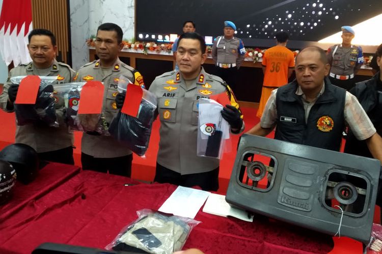 Polisi menunjukkan sejumlah barang bukti barang yang sempat dijarah oleh massa perusuh dari Kantor DPRD Kabupaten Blitar pada konferensi pers di Mapolres Blitar, Selasa (2/9/2025)
