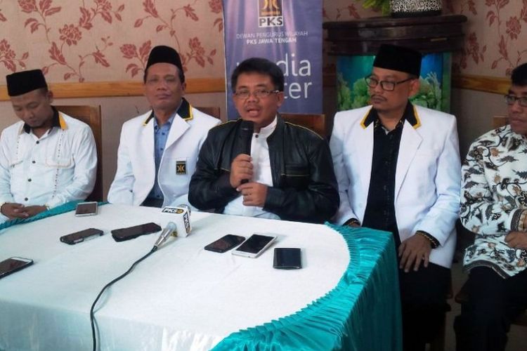 Presiden PKS Mohammad Sohibul Iman (jaket hitam) saat menggelar jumpa pers di Resto Tahu Baxo Bu Pudji, Jalan Diponegoro No 14, Ungaran, Kabupaten Semarang, Sabtu (25/3/2017) siang. 