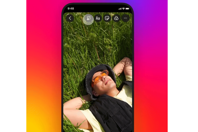 Untuk menggunakan fitur Backdrop di Instagram Stories, pengguna mesti menekan tombol Backdrop terlebih dahulu di sebelah kiri tombol teks.