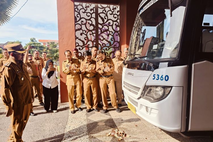 Bupati Sumenep Achmad Fauzi Wongsojudo, seusai meluncurkan Bus DAMRI, di Kantor Bupati, Senin (25/03/2024).