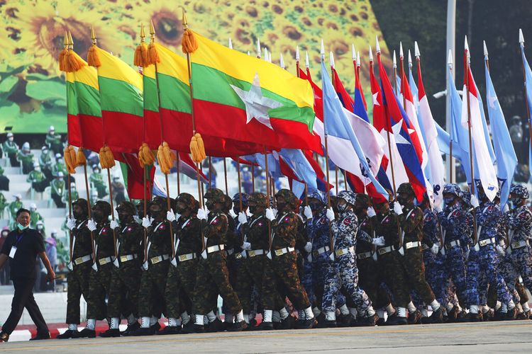 Perwira militer Myanmar berbaris saat upacara menandai peringatan 75 tahun Hari Persatuan, Sabtu (12/2/2022) di Naypyidaw, Myanmar. 