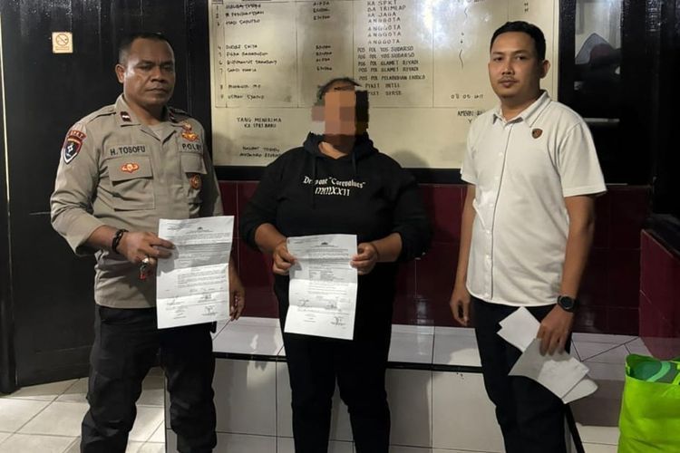 LST alias Lili, warga Desa Hutumuri, Kecamatan Leitimur Selatan, Kota Ambon ditetapkan sebagai tersangka dan ditahan karena menganiaya tetangganya dengan parang, Minggu (21/9/2025).