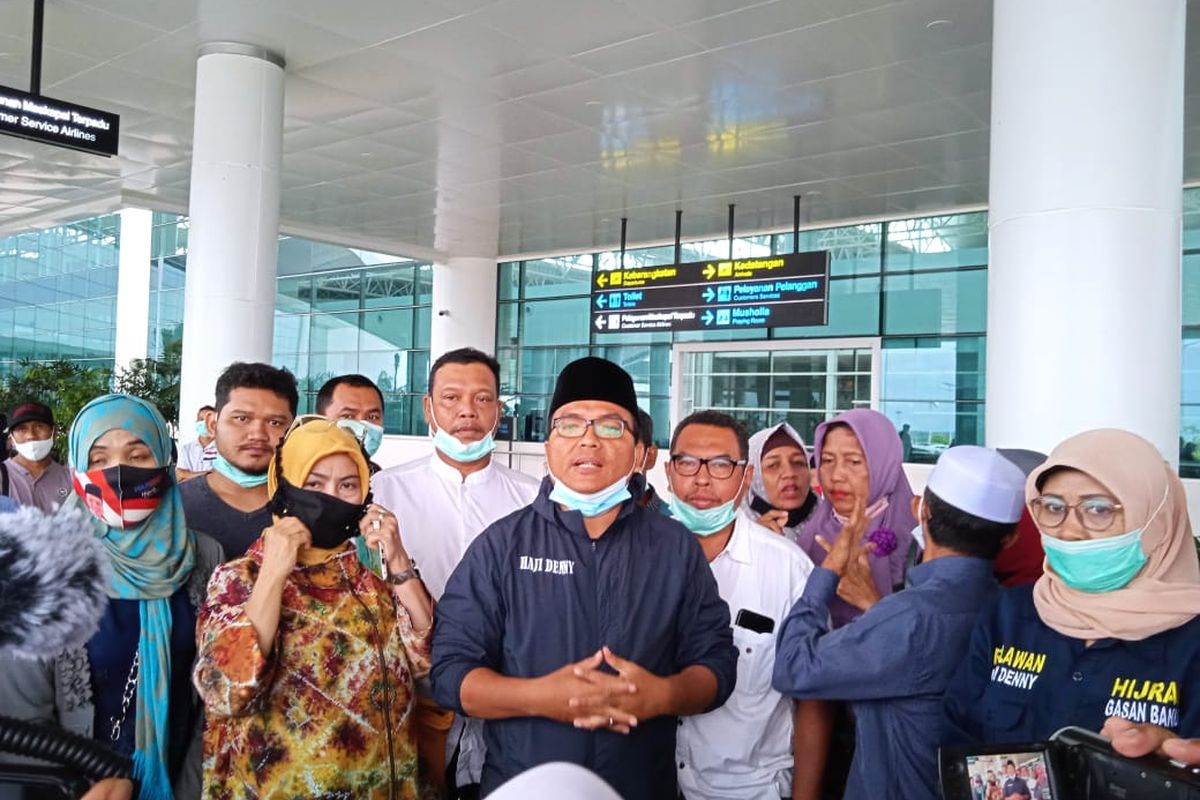 Denny Indrayana memberikan keterangan kepada wartawan terkait penggalangan dana donasi untuk biaya perkara ke MK.