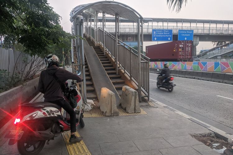 MCB terpasang di JPO dekat kantor Sudinhub Jakut cegah sepeda motor naik.