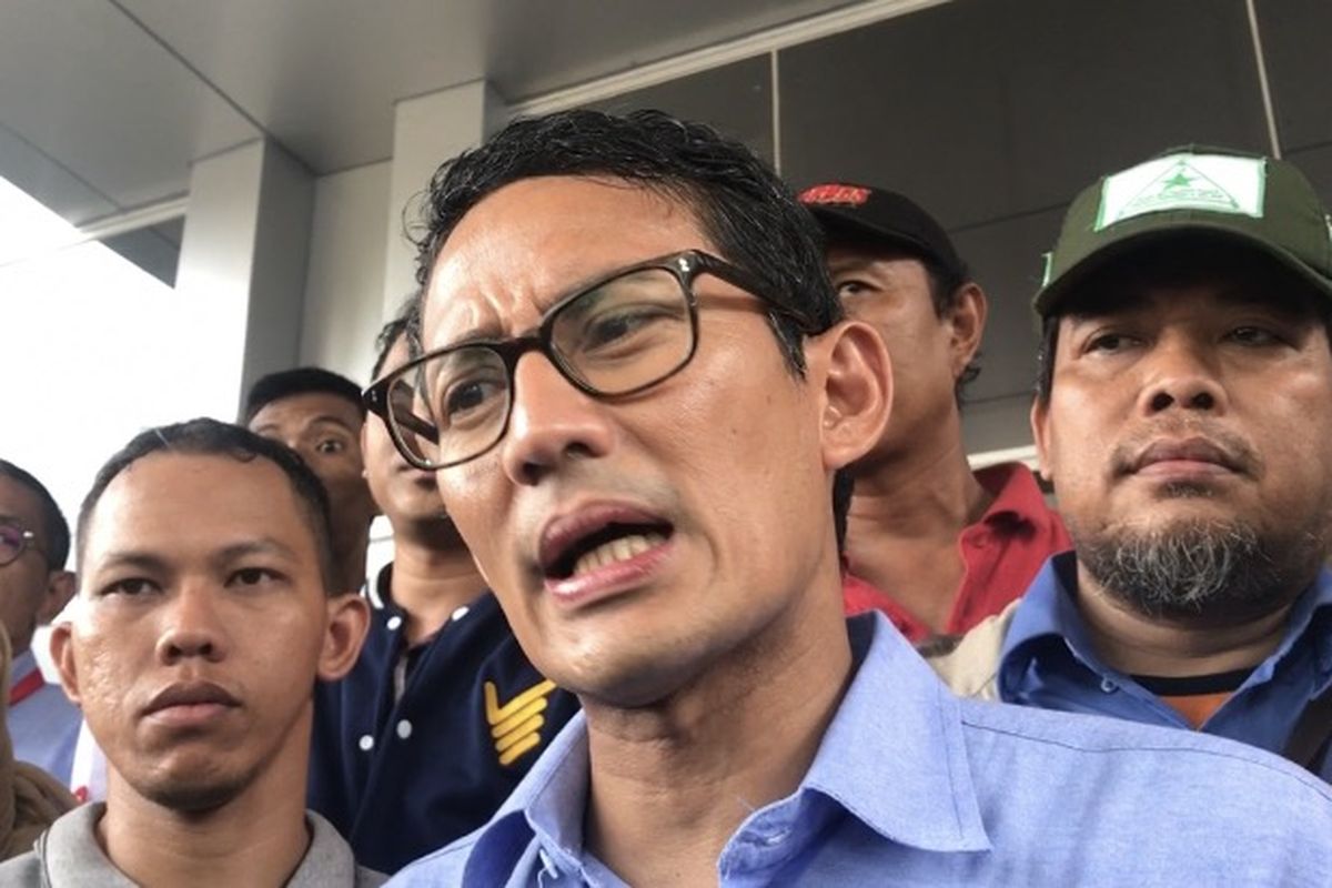 Calon wakil presiden nomor urut 02, Sandiaga Uno saat mengunjungi Kantor Kecamatan Penjaringan, Jakarta Utara, Selasa (23/4/2019). Sandiaga Uno mengunjungi kantor kecamatan untuk melihat proses rekapitulasi suara pasca pemilu 17 April pekan lalu. 