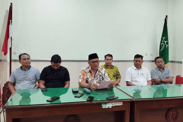 Konferensi pers penetapan tersangka eks Ketua KONI Kudus Imam Triyanto atas kasus korupsi dana hibah KONI yang merugikan negara Rp 2,57 miliar di Aula Kejari Kudus, Jumat (15/12/2023).