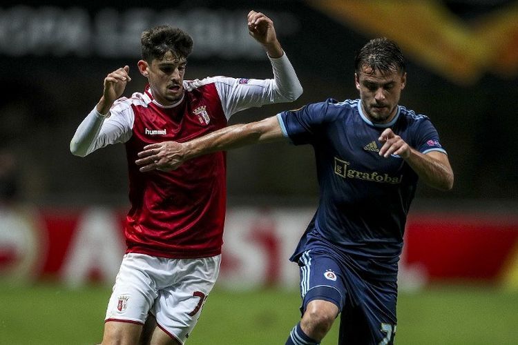 Pemain depan Sporting Braga, Francisco Trincao bersaing dengan bek Ukraina Slovan Bratislava Artem Sukhotskiy selama pertandingan sepak bola grup K Liga Eropa UEFA antara SC Braga dan Slovan Bratislava di stadion Municipal Braga pada 3 Oktober 2019.