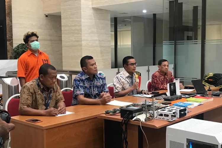 Kepala Subdit II Direktorat Tindak Pidana Siber Bareskrim Polri, Kombes Rickynaldo Chairul (batik biru) saat konferensi pers di Gedung Bareskrim Polri, Jakarta Selatan, Jumat (25/10/2019).