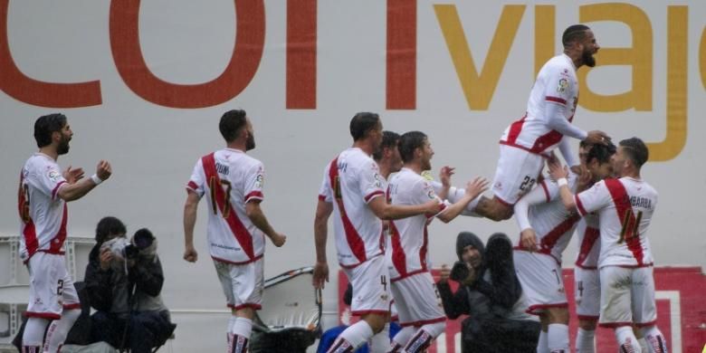 Para pemain Rayo Vallecano saat merayakan gol ke gawang Real Madrid, dalam laga La Liga di Stadion Vallecas, pada 23 April 2016.