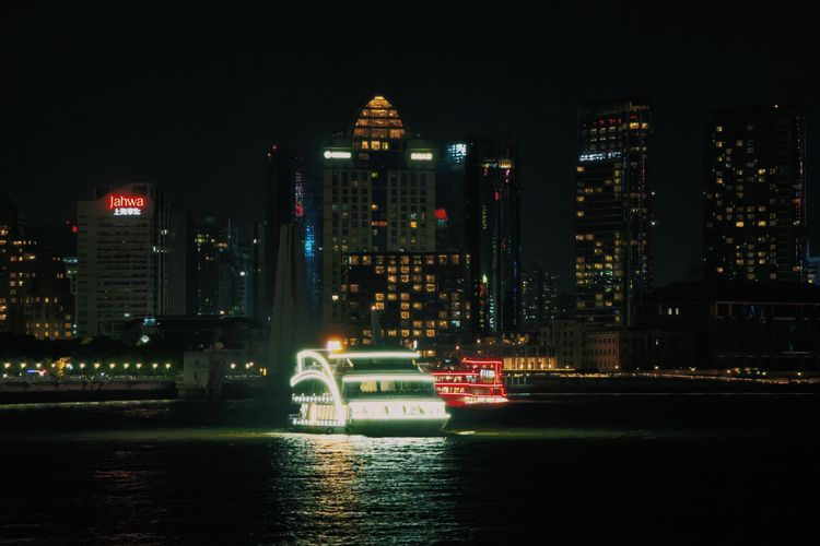 Kapal berlayar di Sungai Huangpu yang ikonik di Shanghai, China.
