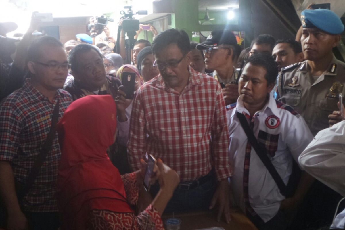 Cawagub DKI Jakarta Djarot Saiful Hidayat berbincang dengan pengurus posyandu di Jalan Pasar Inpres, Grogol Petamburan, Selasa (21/3/2017). 