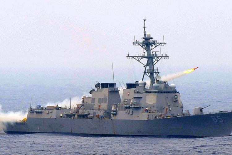 Kapal perusak Amerika Serikat USS McCampbell ketika menembakkan rudal.