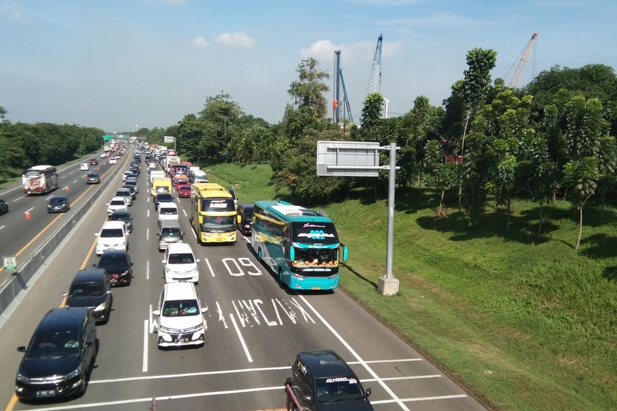 Contra Flow diberlakukan di tol Japek Kilometer 47 sampai 61 arah menuju Cikampek pada Kamis (24/12/2020).