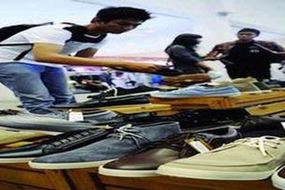 Pengunjung memilih sepatu yang ditawarkan di stan peserta Indie Clothing Expo di Gramedia Expo, Surabaya, Jawa Timur, Jumat (11/11/2011). Dengan standar dan kualitas yang tinggi, industri kreatif clothing yang melibatkan perajin berskala rumah tangga dalam pengerjaannya, produk itu turut memajukan produk-produk dalam negeri.