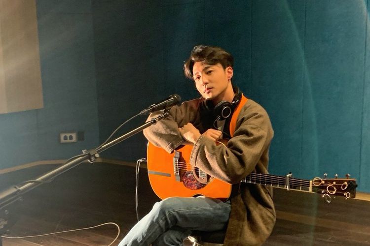 Roy Kim dalam persiapan siaran live akustik untuk album 