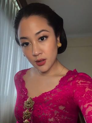 Sherina Munaf curi perhatian dengan kebaya fuchsia saat Tingalan Jumenengan Mangkunegaran. Intip detailnya.