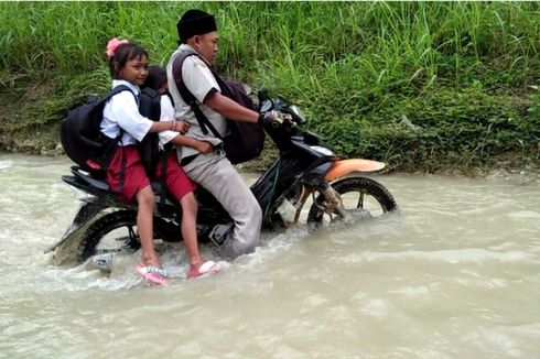 Demi Mengajar di Pelosok, Guru Honorer Ini Melewati Sungai dan Lumpur, Sudah 9 Kali Ganti Motor