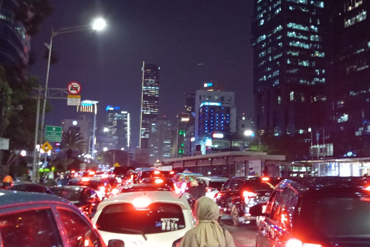 Suasana Jalan Jenderal Sudirman depan Halte Tosari, Jakarta Pusat, Rabu (3/7/2024)