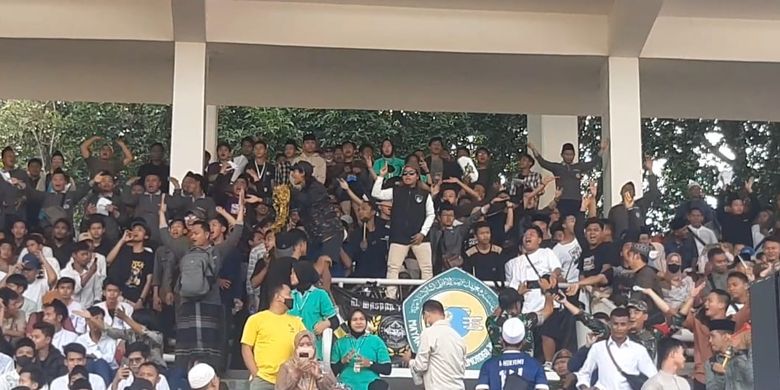 Keseruan penonton di tengah final Liga Santri 2022 antara tim Jabar 1 dan Jatim 3 di Stadion Madya Gelora Bung Karno Senayan, Jakarta, pada Sabtu (22/10/2022) sore WIB.