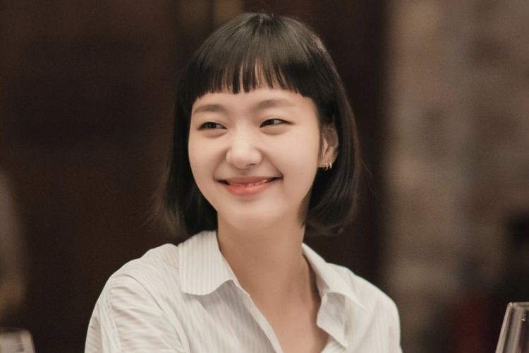 Kim Go Eun, pemenang Aktris Terbaik dalam Penghargaan Blue Dragon Series Awards 2022. 