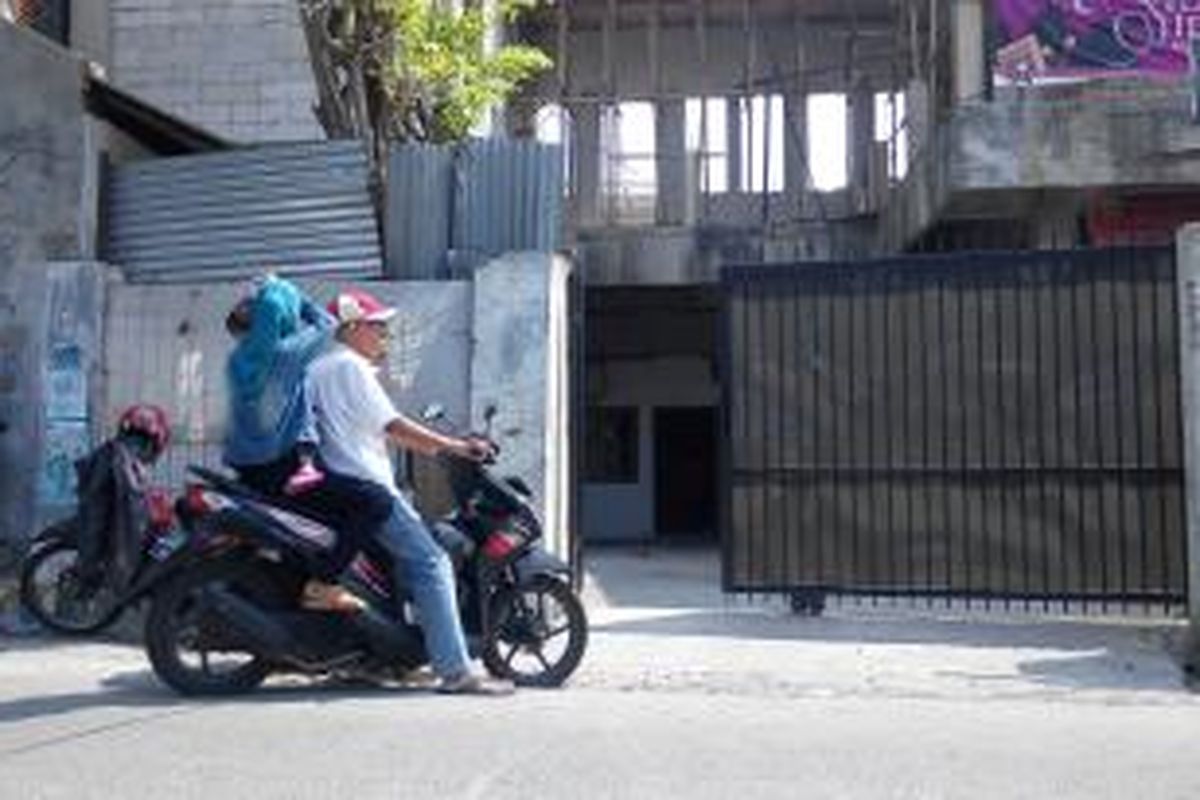 Anggota Komisi B, DPRD DKI Jakarta, Joni Adventus Hutapea saat berdiskusi dengan salah satu warga RT 012/001, Cipinang Muara, Jatinegara, Jakarta Timur, Jumat (24/7/2015) siang.