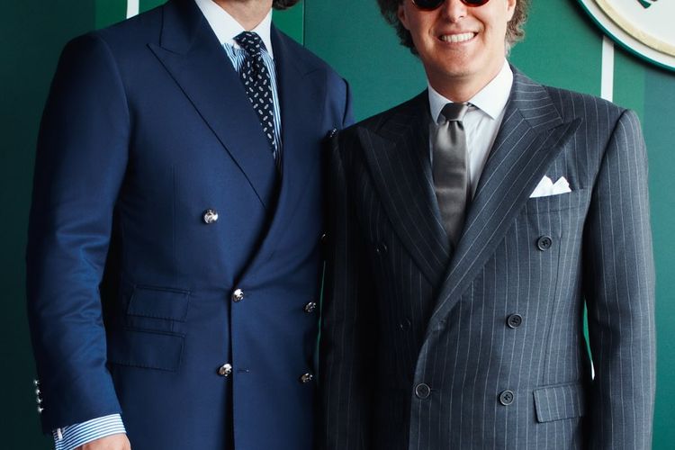 Henry Cavill (kiri) berpose dengan David Lauren (kanan) saat menghadiri Wimbledon 2025 di Wimbledon, London, Inggris, pada Minggu (13/7/2025).