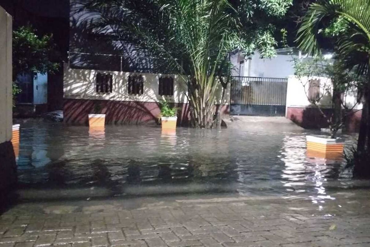 Banjir di RW 04, Kelurahan Tengah, Kramat Jati, Jakarta Timur, Senin (16/3/2020).