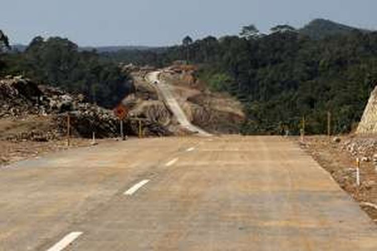 Suasana ruas jalan tol Bawen-Salatiga, Jawa Tengah, Minggu (26/6/2016). Ruas yang merupakan bagian dari Tol Trans-Jawa itu rencananya akan dibuka sementara untuk alternatif jalur mudik mulai H-7 Lebaran.