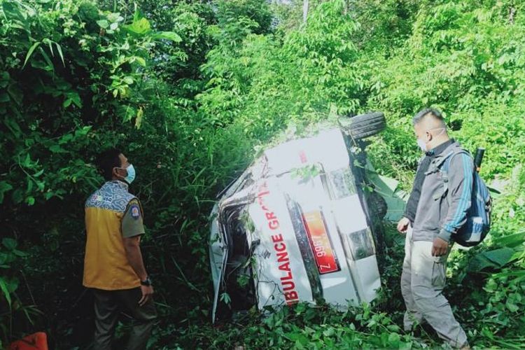 Sebuah mobil ambulans milik Desa Bungbulang terperosok ke jurang cukup dalam di Tanjakan Eras, Desa Cijayana, Kecamatan Mekarmukti pada Rabu malam (6/4/2022). Kendaraan itu baru dievakuasi pada Kamis (7/4/2022) pagi.