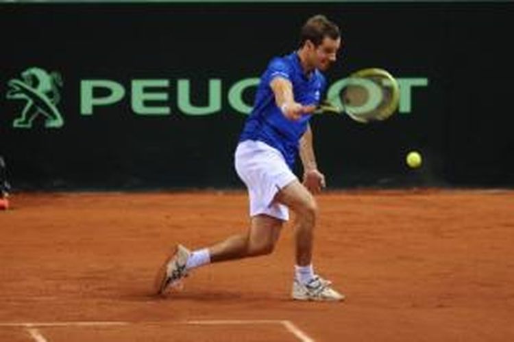 Petenis Perancis Richard Gasquet mengembalikan bola ke arah Nick Kyrgios dari Australia pada babak pertama Davis Cup Grup Dunia, Jumat (31/1/2014). Gasquet menang 7-6(3), 6-2, 6-2.