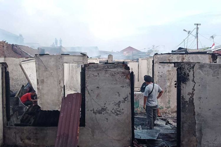 Kebakaran melanda 12 rumah warga di Jalan Jeruk dan Gang Duku RT 05 Rw 02 Kelurahan Lingkar Timur, Kecamatan Singaran Pati Kota Bengkulu, sekitar pukul 14.45 Wib, Jumat (12/8/2022). Tak ada korban jiwa daam musibah ini.