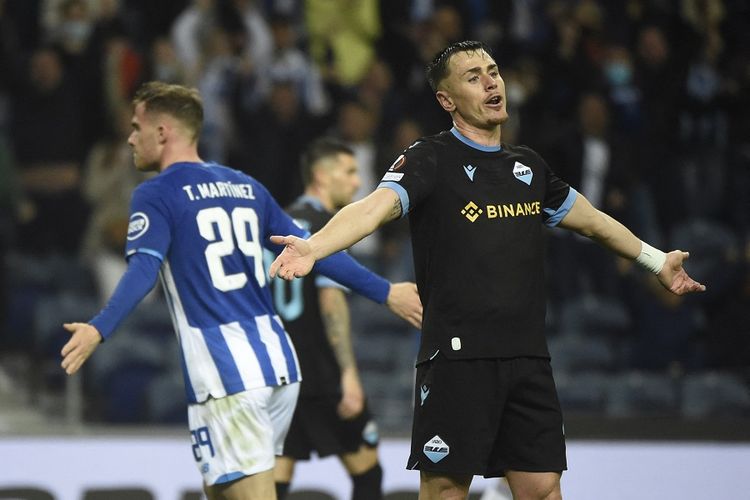 Penyerang FC Porto Toni Martinez (kiri) berselebrasi setelah mencetak gol di sebelah bek Lazio Patric pada Liga Europa antara FC Porto vs Lazio di Stadion Dragao di Porto pada 17 Februari 2022.