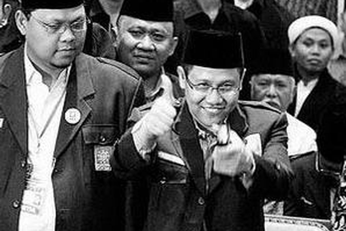 Ketua Umum DPP Partai Kebangkitan Bangsa (PKB) Muhaimin Iskandar (kanan) dan Sekjen DPP PKB Lukman Edy bersiap membuka Muktamar Luar Biasa (MLB) PKB di Hotel Mercure Ancol, Jakarta, Jumat (2/5). MLB PKB versi Muhaimin ini akan berlangsung hingga Minggu besok. 