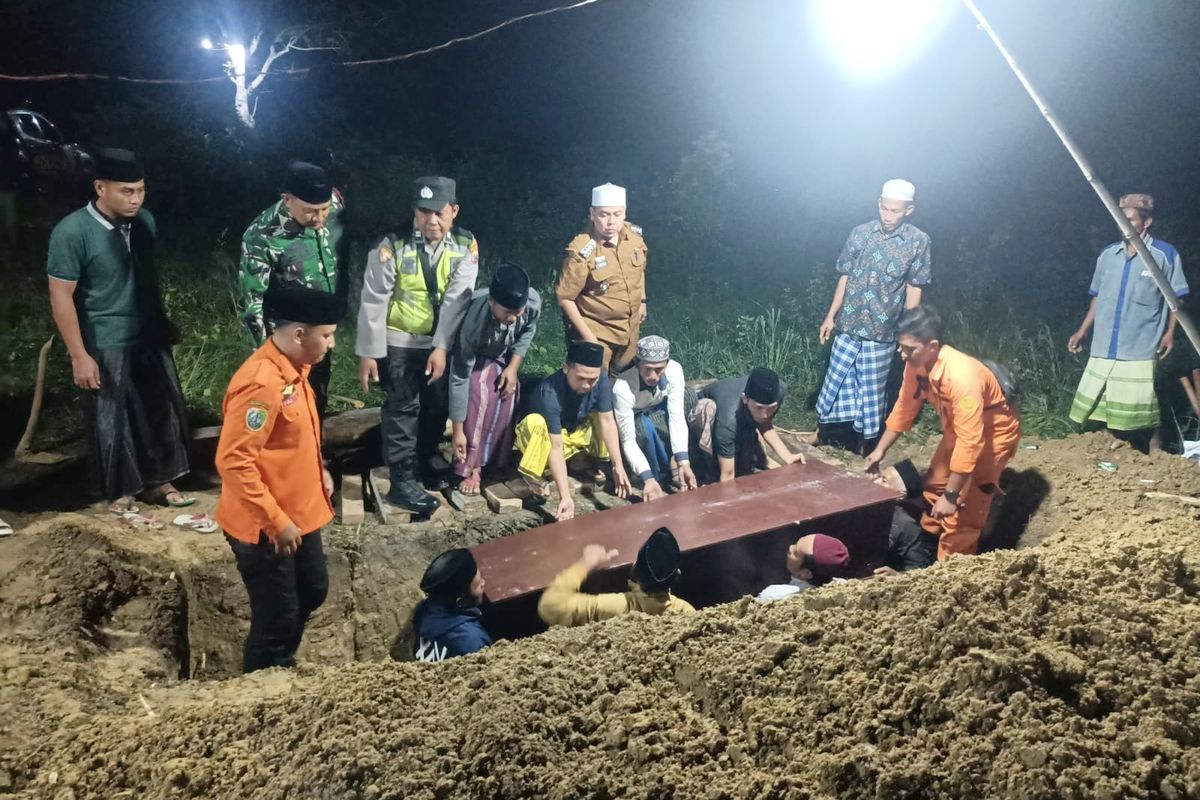 Pemakaman salah satu korban ambruknya mushala Al Khoziny, Abdul Fattah asal Kecamatan Jrengik, Sampang. 