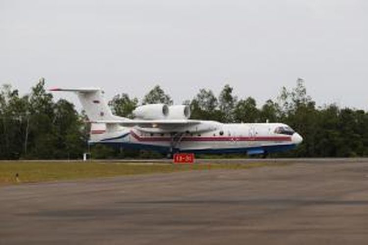 Pesawat amfibi Be-200 Altair milik Rusia tiba di Lanud TNI AU Iskandar, Pangkalan Bun, Kalimantan Tengah, Sabtu (3/1/2015). Rusia mengirimkan dua pesawat yakni BE200 dan pesawat Ilyushin II-76 yang akan membantu proses pencarian black box pesawat AirAsia QZ8501.