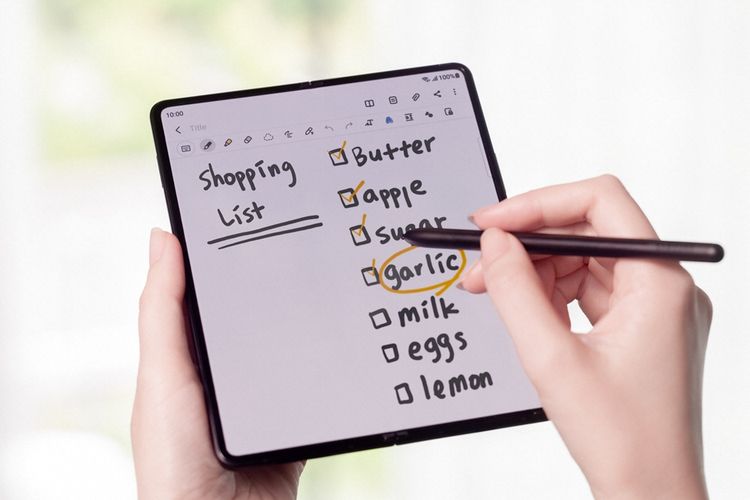 Kecanggihan dan keunggulan Galaxy Z Fold3 5G semakin terasa dengan dukungan S Pen untuk menunjang aktivitas multitasking pengguna.