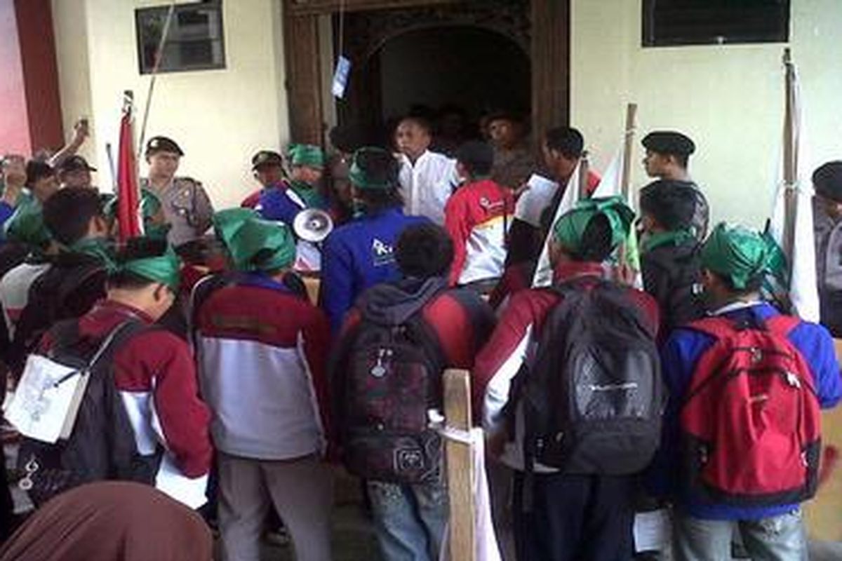 Mahasiswa KAMMI Kalsel demo Hari Antikorupsi di DPRD Kalsel, Jumat (9/12/2011).