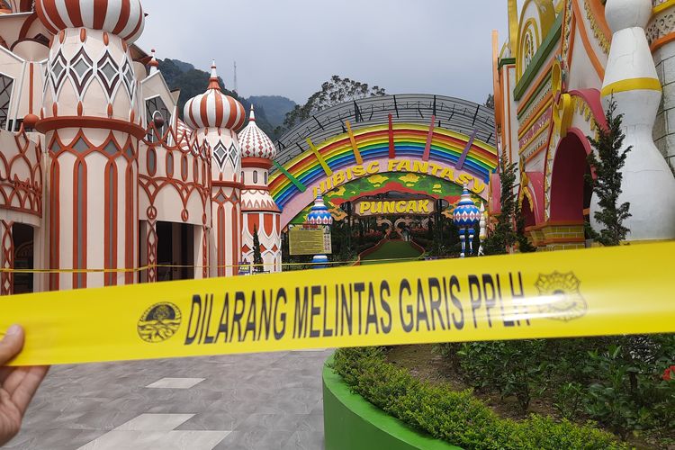 Wisata rekreasi Hibisc Fantasy Puncak Bogor, Jawa Barat, disegel dan akan dibongkar, Kamis (6/3/2025). Hal ini dilakukan menyusul temuan pelanggaran lingkungan dan izin operasional.

