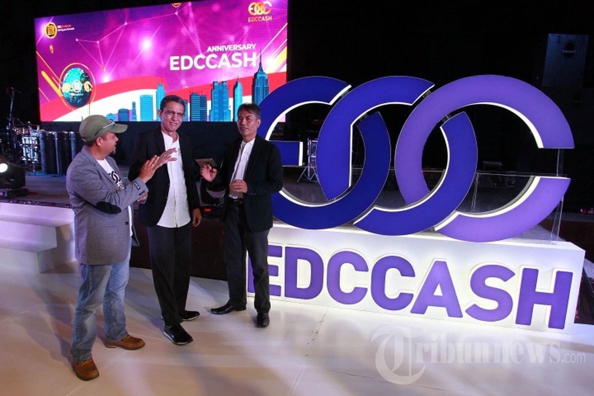 CEO EDCCash Indonesia Abdulrahman Yusuf (tengah) berbincang dalam acara perayaan HUT EDC Blockchain with EDCCash Indonesia di JIExpo, Kemayoran, Jakarta, Minggu (1/9/2019). Perayaan HUT EDC Blockchain with EDCCash Indonesia tersebut diperingati bersama 5000 mitra dari seluruh Indonesia. 