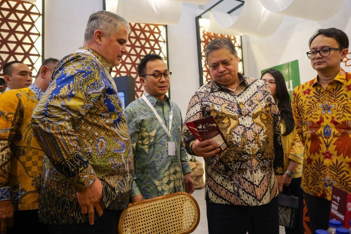 Menteri Koordinator Bidang Perekonomian Airlangga Hartarto bersama Wakil Menteri Perdagangan Jeffry Sambuaga berkesempatan menyambangi stand Rendang Goes to Europe produksi Bella Group, Rabu (18/10/2023). Airlangga mengapresiasi kerja sama yang telah dibangun oleh kedua perusahaan yang dapat memicu peningkatan perdagangan dan ekspor nasional.