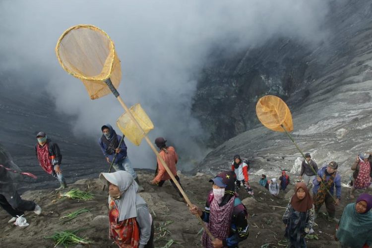 Para Marit yang mencari berkah di bibir kawah Gunung Bromo pada upacara Yadnya Kasada.
