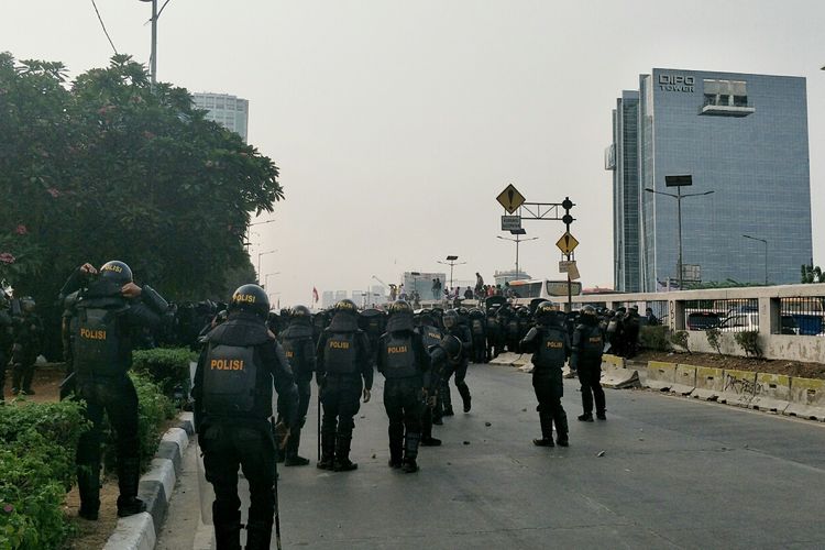 Massa pelajar rusuh di flyover Slipi, Jakarta Barat, Rabu (25/9/2019).