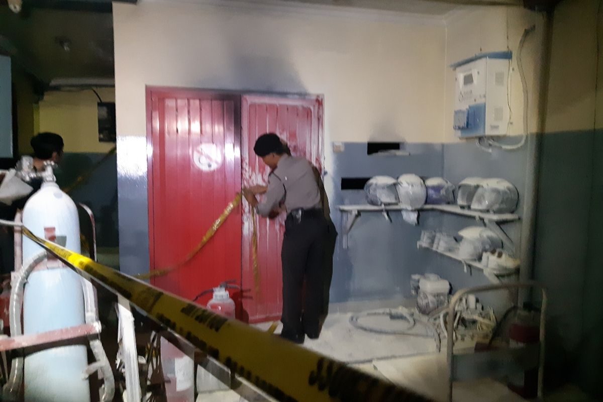 Ruang genset yang diduga terbakar di SPBU Pos Pengumben, Kembangan, Jakarts Barat, Selasa (28/1/2020) malam
